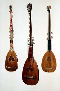 三件奇塔罗尼，两件来自威尼斯（约1608年），一件来自英国（约1885年），来自 "乐器"（彩色平印）。 作者 阿尔弗雷德·詹姆斯·希普金斯