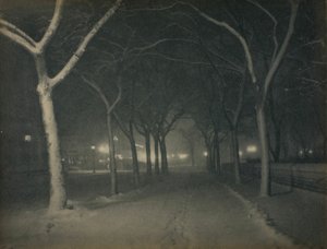 一个冰冷的夜晚》，纽约，1898年。 作者 阿尔弗雷德·斯蒂格利茨