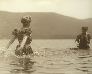 埃米和塞尔玛，乔治湖，1899年。 作者 阿尔弗雷德·斯蒂格利茨
