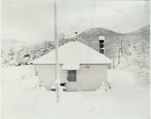 初雪和小房子》，1923年。 作者 阿尔弗雷德·斯蒂格利茨
