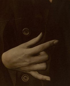 乔治亚-奥基夫--手，1918年。 作者 阿尔弗雷德·斯蒂格利茨