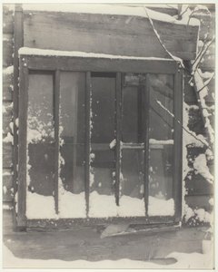 窗户：木头、玻璃、雪，1923年。 作者 阿尔弗雷德·斯蒂格利茨