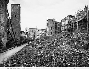 第二次世界大战。佛罗伦萨的圣斯特凡诺桥（Santo Stefano al Ponte）和Baldovinetti和Amidei塔之间的圣玛丽亚路（Via Por Santa Maria）被炸后的废墟景观。这张照片以前是Brogi收藏的一部分，但现在属于Alinari C
