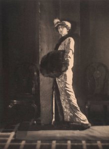 奥尔加-德-迈耶，约 1912 年（黑白照片） 作者 阿尔方斯·德迈耶