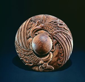 Roundel装饰着两个狮鹫，阿尔泰游牧（木头）