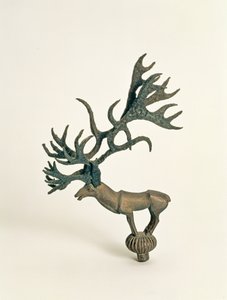 终点描绘一只鹿，来自公元前5世纪的Pazyryk Burial Mounds（皮革和木材）
