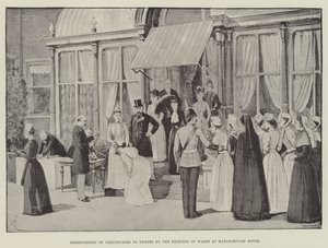 威尔士王妃在Marlborough House向护士颁发证书