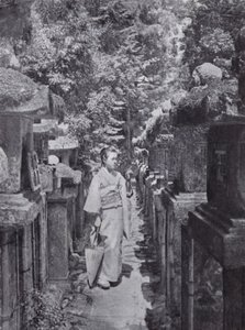 A fair devotee counting the stone lanterns at Kasuga (b/w photo) 作者 美国摄影师（后）