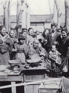 一个街头表演者在逗乐人群（黑白照片）。 作者 美国摄影师（后）