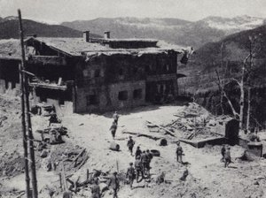 1945 年 5 月，第二次世界大战期间，美国和法国军队在巴伐利亚阿尔卑斯山的贝希特斯加登检查纳粹领导人阿道夫·希特勒的撤退废墟（黑白照片）