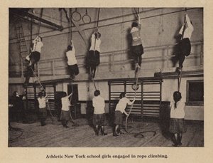 纽约学校的女生在进行攀绳运动（黑白照片）。 作者 美国摄影师（后）