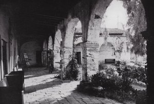 加利福尼亚州：Mission San Juan Capistrano，成立于 1776 年，位于洛杉矶南部（黑白照片） 作者 美国摄影师（后）