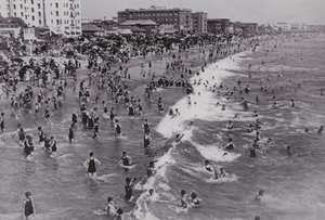California: Venice, a popular all-year round beach resort near Los Angeles (b/w photo) 作者 美国摄影师（后）