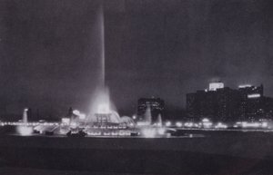 芝加哥：白金汉喷泉，夜间照明（黑白照片） 作者 美国摄影师（后）