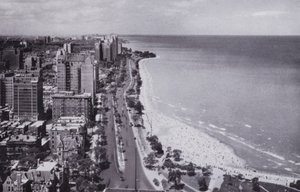 Chicago: Sheridan Road and Oak Street Beach, Looking North from Drake Hotel (b/w photo) 作者 美国摄影师（后）