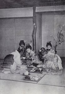 在茶馆吃饭的艺妓（黑白照片）。 作者 美国摄影师（后）