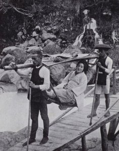 Japanese lady crossing the Daiya River near Nikko (b/w photo) 作者 美国摄影师（后）