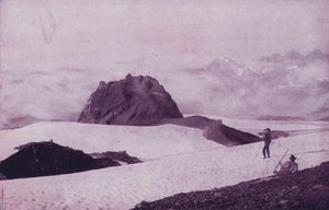 在华盛顿州塔科马山的山顶上（黑白照片）。 作者 美国摄影师（后）
