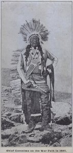 1885年，阿帕奇酋长杰罗尼莫在战场上（黑白照片）。