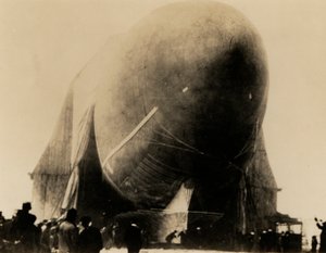 沃尔特-威尔曼于1907年6月随 "美国 "号返回斯匹次伯根岛（黑白照片）。 作者 美国摄影师（后）