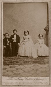 查尔斯·舍伍德·斯特拉顿 (Charles Sherwood Stratton) 的婚礼照片，美国艺人汤姆·拇指将军 (General Tom Thumb) 和他的妻子拉维尼娅·沃伦 (Lavinia Warren)
