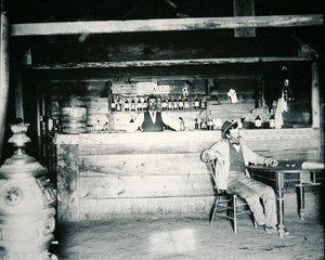 怀俄明州奥尔巴尼县的一家沙龙，约1890年（黑白照片）。 作者 美国摄影师