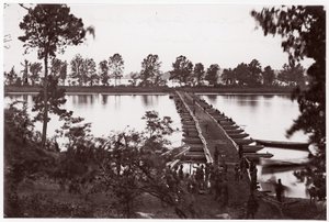 布拉迪堡的建筑宿舍，约1865年（玻璃底片上的白银打印）。 作者 美国摄影师
