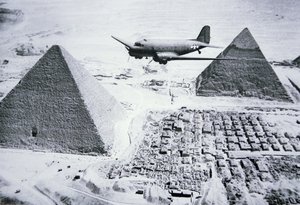 C-47飞越埃及金字塔 作者 美国摄影师