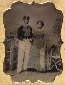 消防员和新娘，约1860年（四分之一版型镀锡，手工着色，镀金亮点，皮革） 作者 美国摄影师