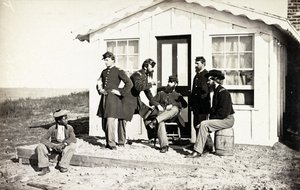 五名内战士兵聚集在家外的土门廊，非洲裔美国青年坐在他们附近，1861-65 作者 美国摄影师
