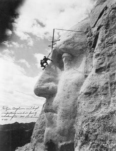 Gutzon Borglum在1932年在拉什莫尔山（Mount Rushmore）检查华盛顿的工作 作者 美国摄影师