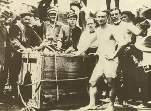 1907 年，哈里-胡迪尼被放入冰雪覆盖的底特律河（黑白照片） 作者 美国摄影师