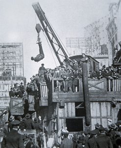 胡迪尼在纽约市的起重机上悬空时从紧身衣中逃脱（黑白照片）。 作者 美国摄影师