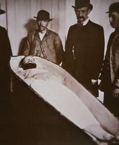杰西·詹姆斯在 1882 年被枪杀后在棺材里（黑白照片）