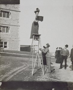 Jessie Tarbox Beals（1871-1942）在路易斯安那购买博览会上，1904年 作者 美国摄影师