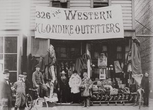 1897 年，温哥华科尔多瓦街的 Klondike Outfitters 商店（黑白照片） 作者 美国摄影师