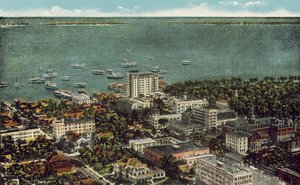 佛罗里达州迈阿密，约 1925 年：迈阿密鸟瞰图（彩色照片） 作者 美国摄影师
