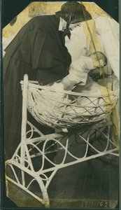 纽约弃婴医院 - 安娜-米切拉修女与婴儿和摇篮 作者 美国摄影师