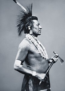 拿着战斧烟斗的奥萨奇部落勇士，约1875年（黑白照片）。 作者 美国摄影师