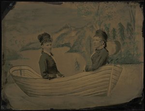 船中两位女士的肖像，1880 年代（照片） 作者 美国摄影师