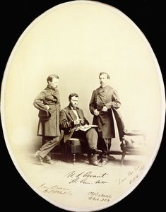 1865年，身着军装的尤利西斯·S·格兰特（Ulysses S. Grant）及其助手奥维尔·巴布科克（Orville E. Babcock）和亚当·巴多（Adam Badeau）的签名照片 作者 美国摄影师