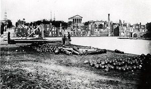 运河流域南侧，弗吉尼亚州里士满，1865年4月（黑白照片）。 作者 美国摄影师