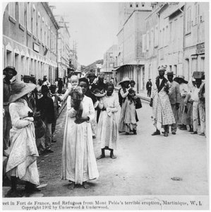1905年由安德伍德和安德伍德出版的马提尼克岛山峰爆发后，法兰西堡的街道上有难民