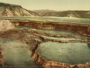 黄石国家公园猛犸热泉高峰盆地，约1898年（照相馆）。 作者 美国摄影师