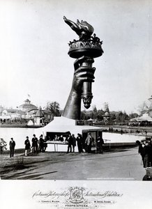 1876年自由女神像的手和火炬 作者 美国摄影师