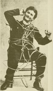 1898 年，年轻的哈里-胡迪尼在表演逃脱绳索戏法（黑白照片） 作者 美国摄影师