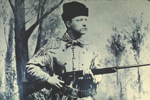 穿着狩猎服的西奥多-罗斯福，约1885年（黑白照片）。 作者 美国摄影师