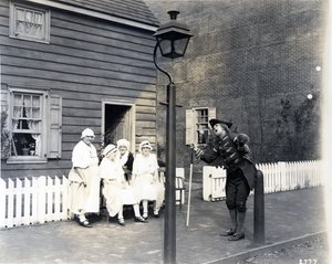 1926年高街上的Town Crier（明胶银印） 作者 美国摄影师