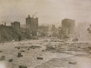 旧金山地平线的看法与烟的从地震造成的火，1906年 作者 美国摄影师