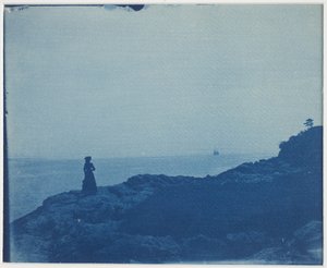 从岩石海角观看帆船的女人 作者 美国摄影师